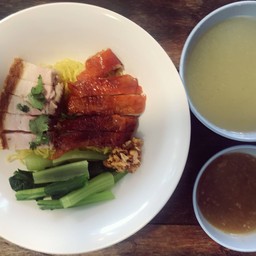 บะหมี่เป็ดย่าง หมูกรอบ น้ำราดเป็ดย่าง