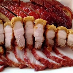 3 เซียน ( เป็ดย่าง หมูกรอบ หมูแดงย่าง )