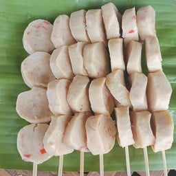 ลูกชิ้นนึ่งและยำตลาดรถไฟ