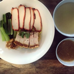 บะหมี่หมูแดงหมูกรอบ น้ำราดเป็ดย่าง