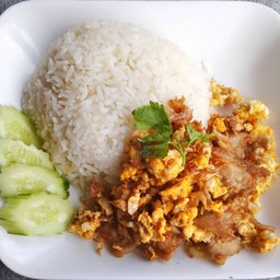 ข้าวหมูชิ้นกระเทียมผัดไข่