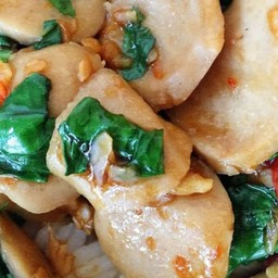 กระเพราหมูยอ