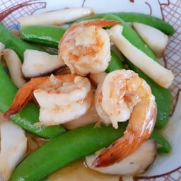 ข้าวราด ถั่วลันเตาหวาน เห็ดญี่ปุ่น ผัดกุ้ง