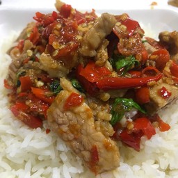 ข้าวกระเพราหมูชิ้น