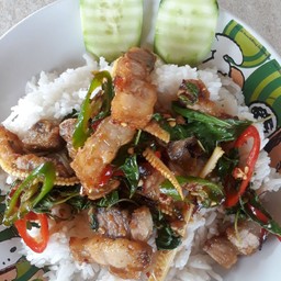 กระเพราหมูกรอบ