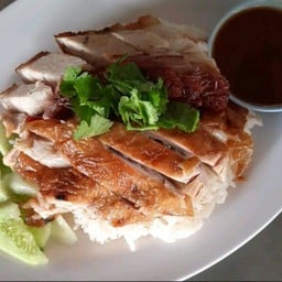 ข้าวมันไก่อบ+หมูกรอบ (ข้าวมันกับน้ำจิ้มเต้าเจี้ยว)