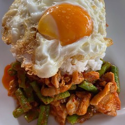 ผัดพริกแกงถั่วไข่ดาว