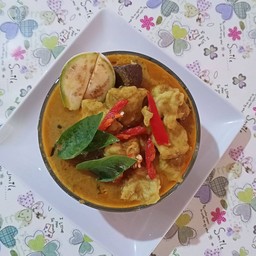 กับข้าวแกงเขียวหวานลูกชิ้นปลา