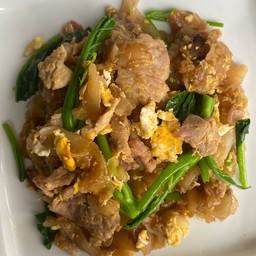 ผิดซีอิ๊วเส้นใหญ่หมู ไก่
