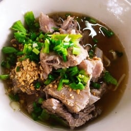 ร้านก๋วยเตี๋ยวร่มไม้