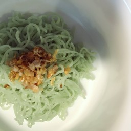 บะหมี่หยก กระเทียมเจียว