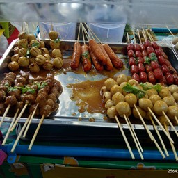 ปลาหมึกย่าง(จัมโบ้) ลูกชิ้นเอ็นเนื้อ,หมู,ปลา น้ำจิ้มซีฟู้ดจัดจ้าน