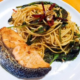 สปาเก็ตตี้ผัดพริกแห้งปลาแซลมอนย่าง