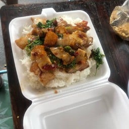 กะเพราหมูกรอบทีเด็ด