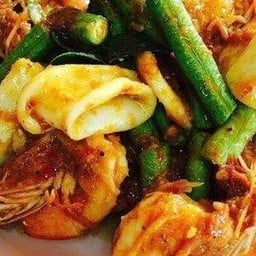 พริกแกงรวมมิตรราดข้าว