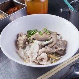 ก๋วยเตี๋ยวหมูเครื่องใน=ยำแห้ง