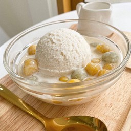 ไอศกรีมกะทิ+บัวลอยมะพร้าวอ่อน