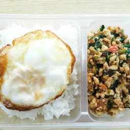 กะเพราหมูราดข้าว ไข่ดาว