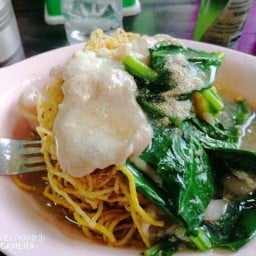 ร้านราดหน้าหมูหมักยูฟ่า