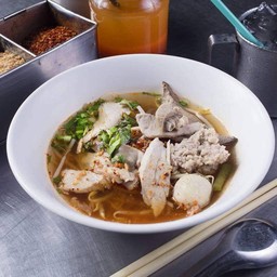 ก๋วยเตี๋ยวหมูเครื่องใน=ยำน้ำ