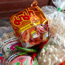 ยำเห็ดสี่อย่างมาม่าน้ำข้น