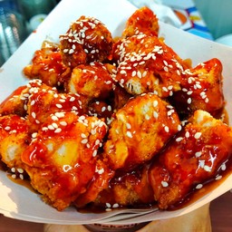 ไก่ทอดเกล็ดหิมะราดซอสเกาหลีแก้วใหญ่