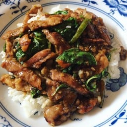 ข้าวกะเพราหมูย่าง