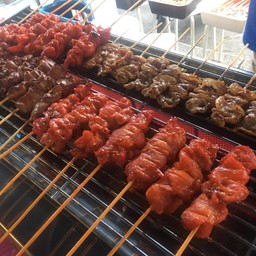 ไก่ย่างฮ้อน ฮ้อน ตลาดนัดทางรถไฟ