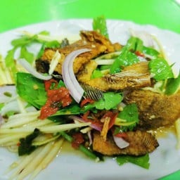 ยำปลาสลิดทอดกรอบ