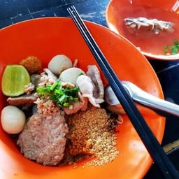 เตี๋ยวหมูต้มยำ เส้นเล็ก แห้งยำ พิเศษ