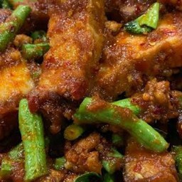 ข้าว หมูกรอบ ผัดพริกแกง กล่องใหญ่