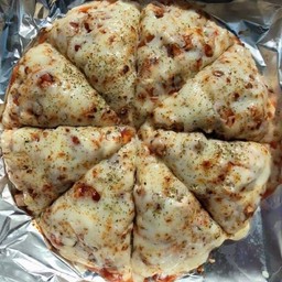 พิซซ่าชีสลาวา