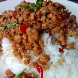 กะเพราหมูสับราดข้าว