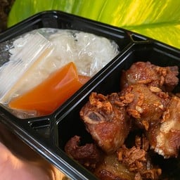 ข้าวซี่โครงหมูทอดกระเทียม