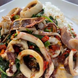 กระเพราปลาหมึกราดข้าว