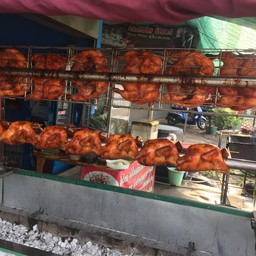 ไก่ผ่าแผ่ทั้งตัว น้ำจิ้มสองอย่าง