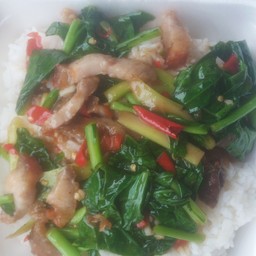 คะน้าหมูกรอบ