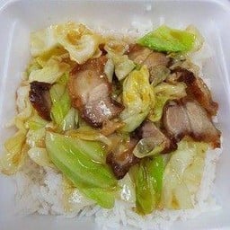 กระหล่ำปลีผัดน้ำปลาหมูกรอบราดข้าว