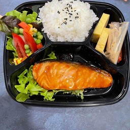 [อร่อยซ่ากับโค้ก] ชุดปลาแซลมอลย่างซีอิ๊ว +  โค้ก ออริจินัล (ขวด) 