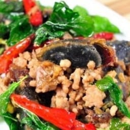 ผัดกระเพราไข่เยี่ยวม้าหมูสับ (กับข้าว)