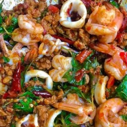 ข้าวรวมมิตรผัดพริกเผา