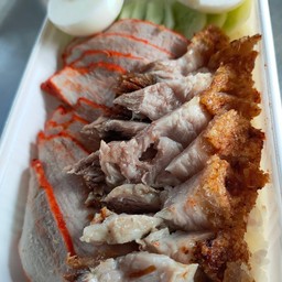 ข้าวหมูกรอบ + หมูแดง