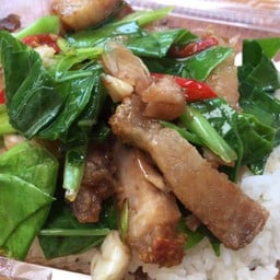 ผัดคะน้าหมูกรอบ