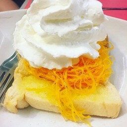 ขนมปังปิ้งฝอยทอยวิปปิ้งครีม