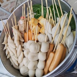 ลูกชิ้นนึงสมุนไพรยำฟรี,ไก่ทอด