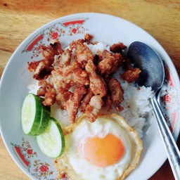 ข้าวหมูทอดกระเทียม