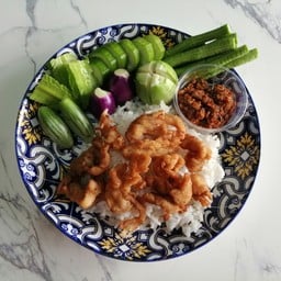 ข้าวไก่ทอดพร้อมผักและน้ำพริก