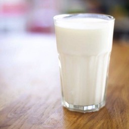 นมสดร้อน  หวานปกติ