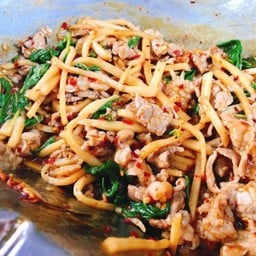 กะเพราเนื้อ หน่อไม้ (เป็นกับข้าว)