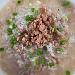 ก๋วยเตี๋ยวหมูน้ำใส กะเพราหมู